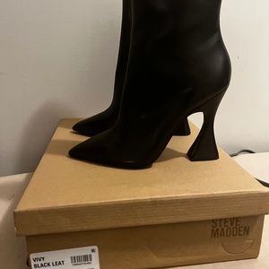 Steve Madden Vivy Black Boots/White Boots